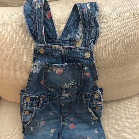 Gap Kids embellished overalls flower 2 yr - Picture 2 of 2